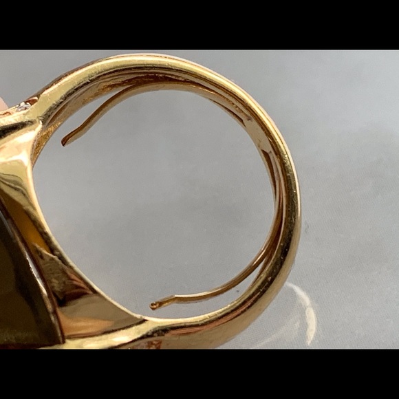 Resizable goldtone glam cocktail ring - Picture 3 of 4